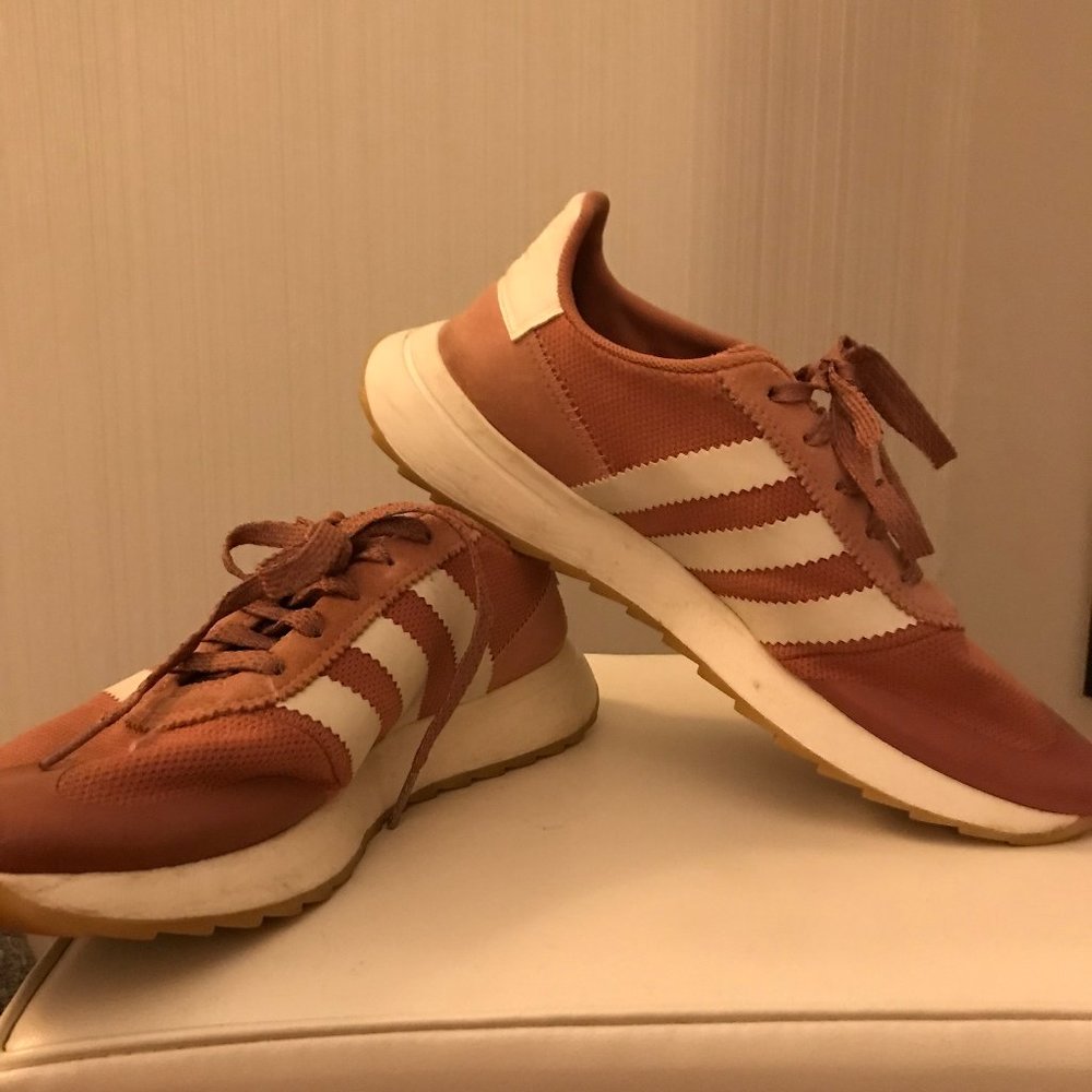 Adidas tennis shoes size 8.5